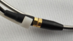 Modulare Kopfbügelmikrofone mit abnehmbaren Kabel für verschiedene Anschlüsse.